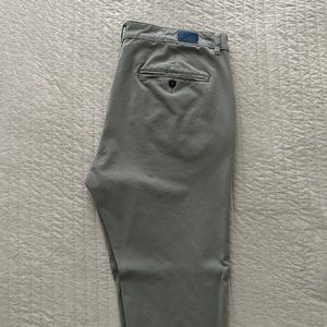 Mugsy Grey Chino 40x30